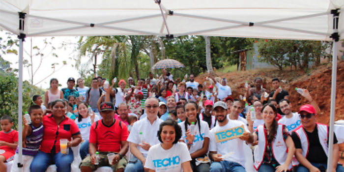 TECHO y Fundación TRENCO inician construcción de casa comunal con botellas